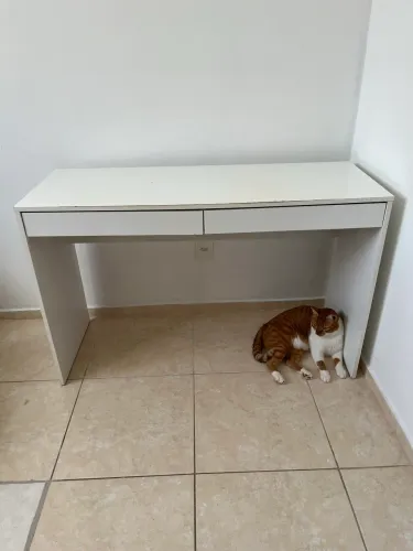 Escrivaninha branca em ótimo estado