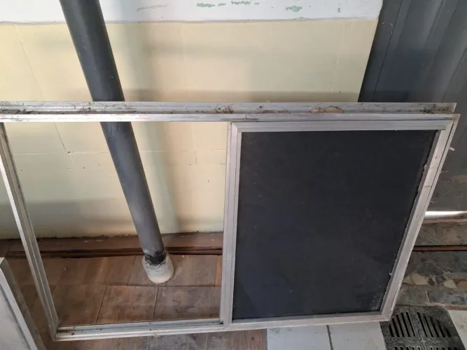 Vendo porta em alumínio para pia