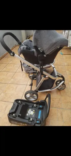 Carrinho de bebê com bebê conforto Safety Mobi.