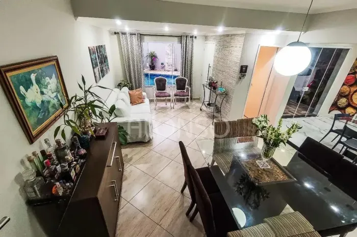 SOBRADO COM 4 QUARTOS, 2 SUÍTES E PISCINA EM TABOÃO DA SERRA