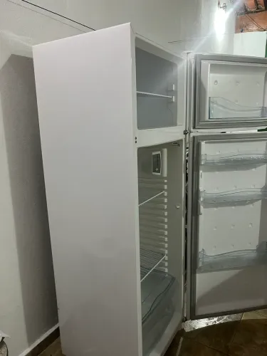 Geladeira sem marcas, nova