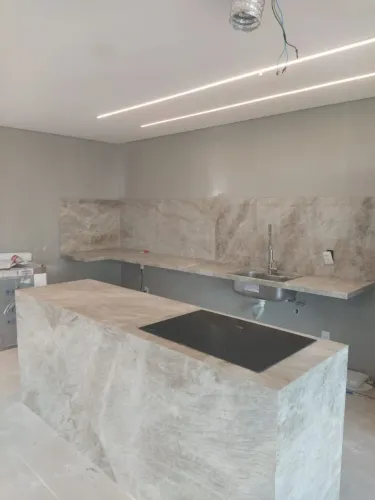 Bancada de Cozinha em Porcelanato Marmorizado/Granito com Ilha, Cuba e Cooktop