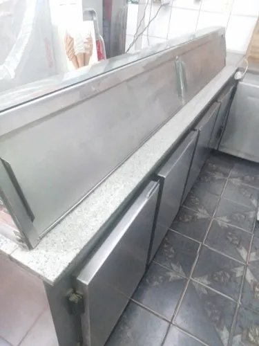 BARBADA!!!! Balcao refrigerado com vitrine e 6 portas ...  revestido com pedra de marmore