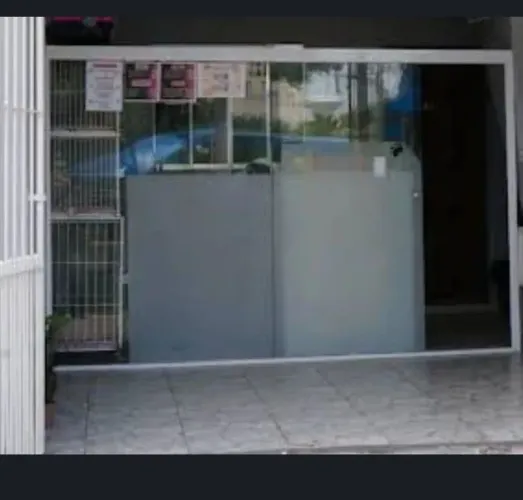 Porta  com 4 folhas de vidro 