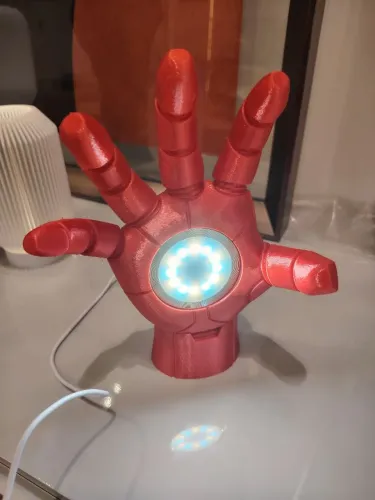 Luminária Mão Homem de Ferro 3 opções de cores na iluminação da mão.