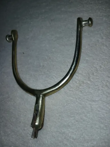 Espora antiga de metal dourado 