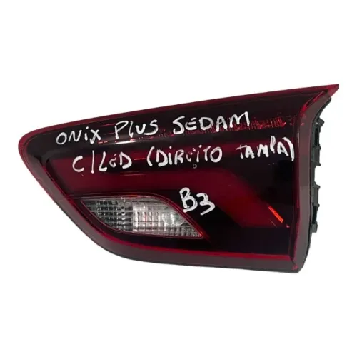 LANTERNA TAMPA TRASEIRA L/D GM ONIX PLUS SEDAN 2020/22 - 26279502