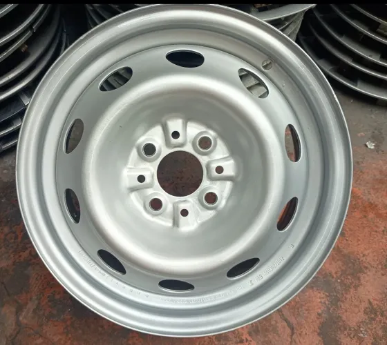 Uma roda aro 14 original da Fiat Strada e Fiorino