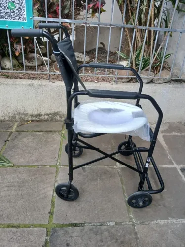 Cadeira sanitária dobrável
