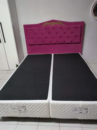Cabeceira luxo rosa e box Queen bordado