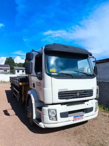 Caminhão Munck Toco Volvo com carroceria