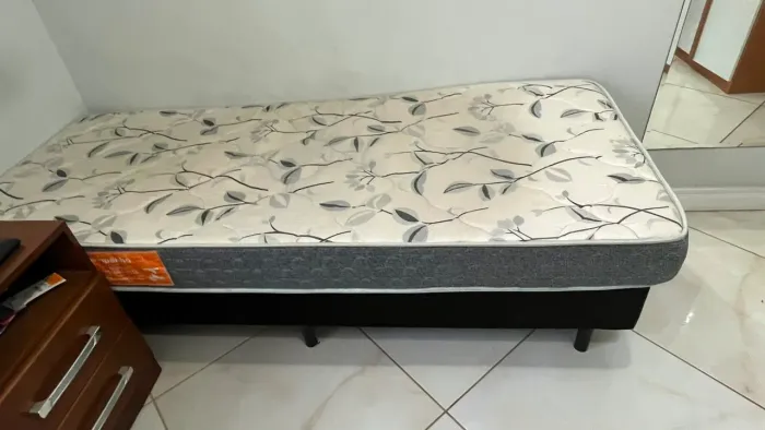 São duas  Camas com  dois  colchões em Bom estado 280 cada 