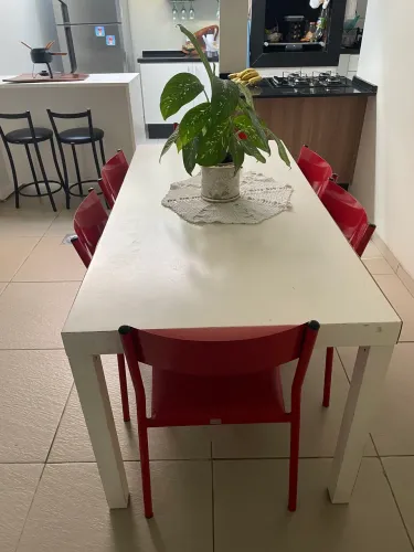 Mesa de jantar com seis cadeiras