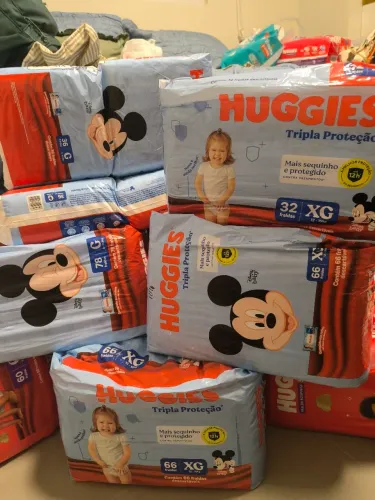 Fraldas Huggies diversos tamanhos pra vender logo