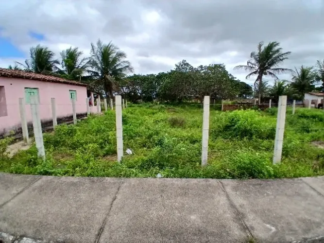 Terreno plano, rua calçada com calçada feita, próximo a estrada estadual, todo cercado