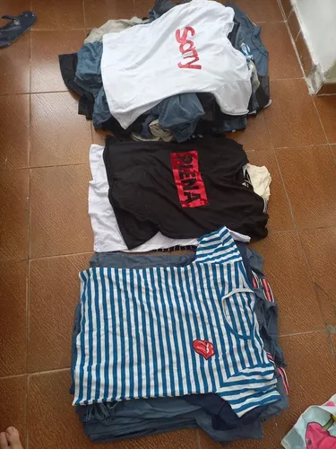 LOTE COM 88 BLUSAS T-SHIRTS VARIADAS.