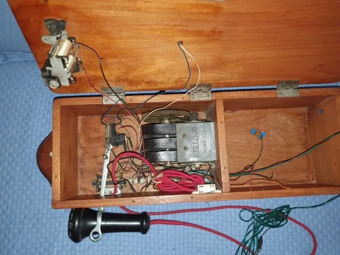 telefone antigo de parede à manivela