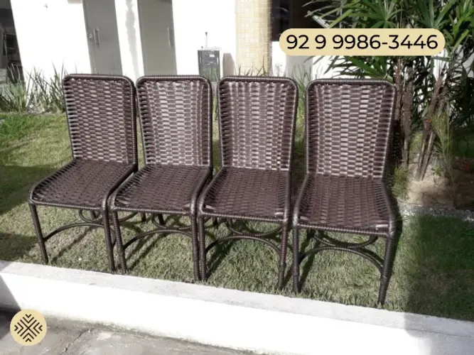 Cadeiras em Fibra Sintética