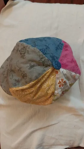 Boné estiloso, grife Marcia Mello