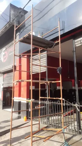 Alugamos andaimes e escadas (2 lances). Entrega rápida, só chamar