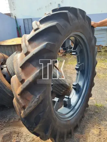cod.712 - Par de pneus finos 12-4/36 GoodYear - TK Tratores Nova Andradina - MS 