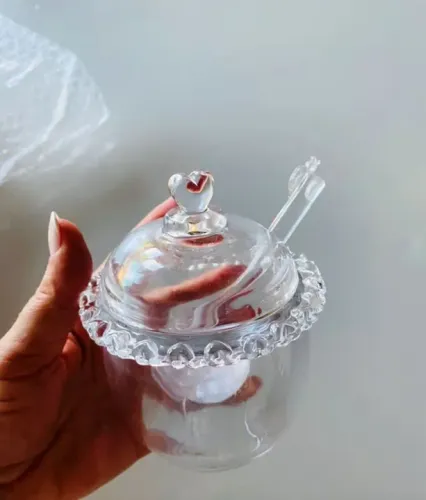 Açucareiro em vidro grosso com detalhes de coração cristal 