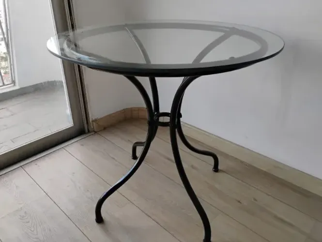 Mesa de vidro redonda com estrutura de ferro. Mede 77 X 80, suporta tampo maior.
