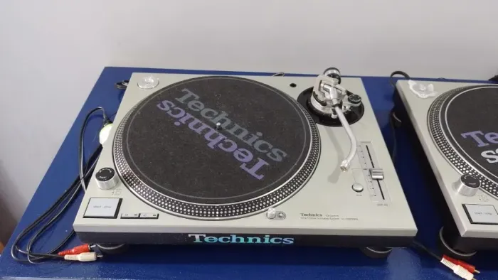 1 Toca disco 110v, Technics MK5 com case.