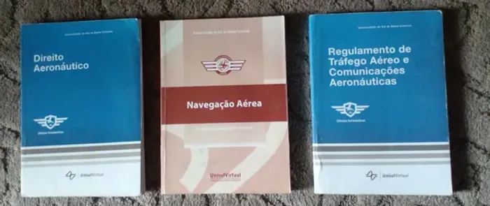 CONJUNTO DE LIVROS SOBRE DIREITO AERONÁUTICO.