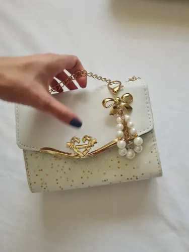 Bolsa Feminina Branca com Detalhes Dourados e Charmoso Pingente