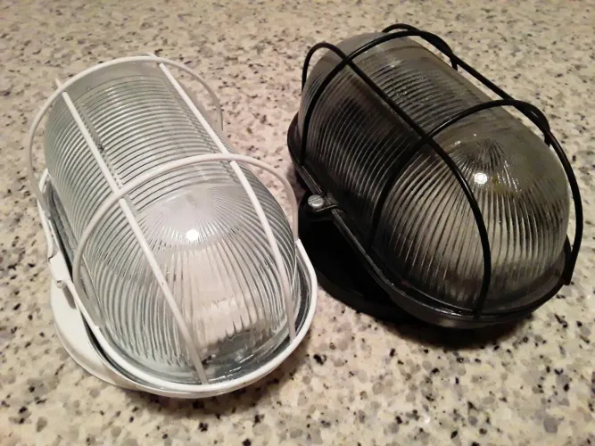 Luminárias tipo tartaruga com difusor em vidro e estrutura  em metal.