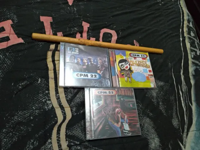 Cds autografados da banda CPM 22 e baqueta da banda 2