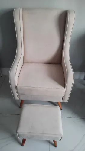 Poltrona Amamentação com Puff.