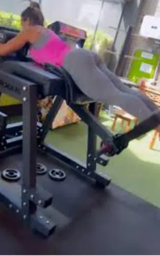 Extensão de quadril bilateral. (MÁQUINA DE GLÚTEO)