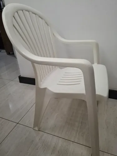 Cadeira Plástica Branca - Conforto e Praticidade