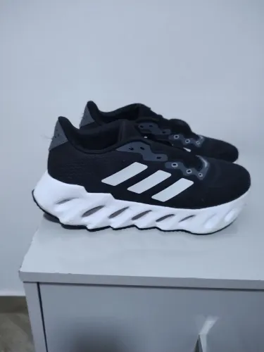 Tênis Adidas