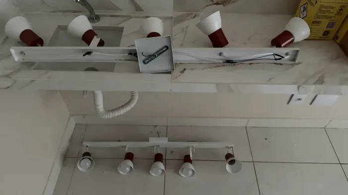 2 luminárias de teto com 5 spots