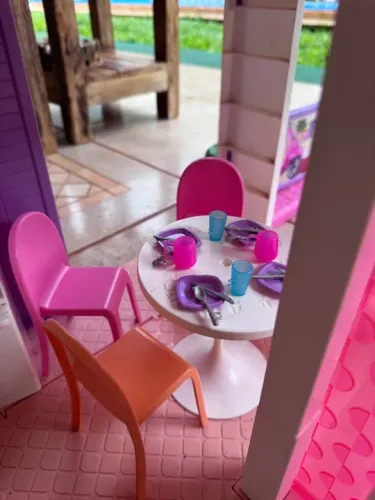 Casinha de Bonecas Completa com Mesa e Cadeiras