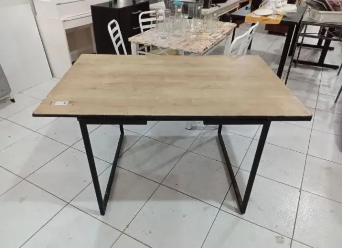 Mesa de Escritório com estrutura em metal