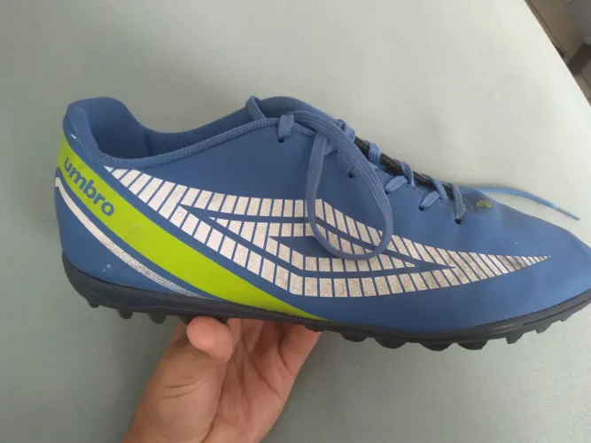 Chuteira Umbro - Tamanho 43 Society