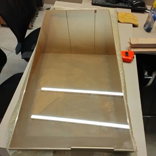 Porta com perfil em alumínio e vidro bronze