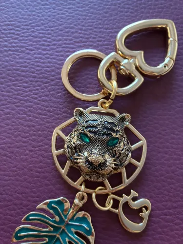 Chaveiro Carmen Steffens banhado a ouro