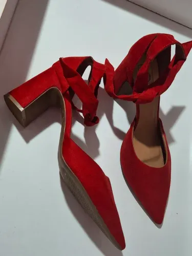 NOVO Scarpin Vizzano vermelho 38 amarração salto grosso camurça
