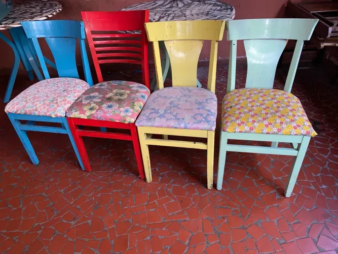 Conjunto de Cadeiras Coloridas e Charmosas