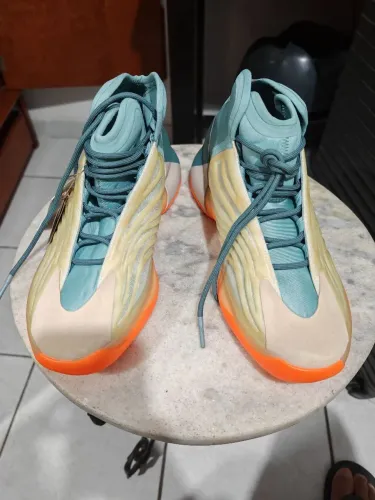 Tênis adidas Yeezy Qntm Orange novo.