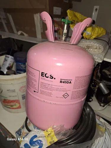 Colindo de gás de ar condicionado vazio
