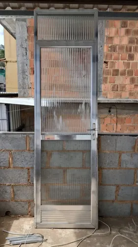porta, báscula e janela de alumínio 
