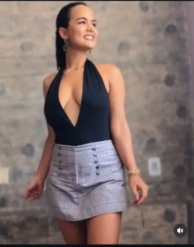 Conjunto moderno: Body preto e saia xadrez