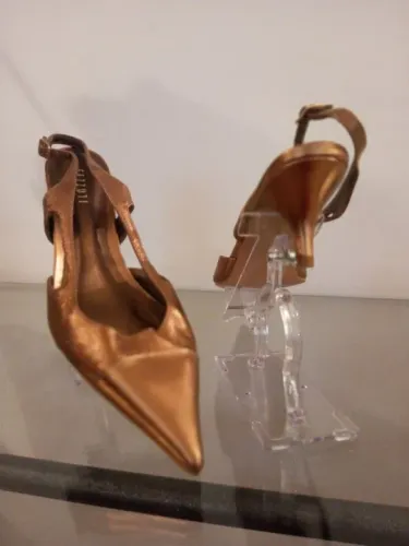 Baixou o preço! Scarpin FEZZUTI, em couro cobre, 35. Usado uma vez apenas!