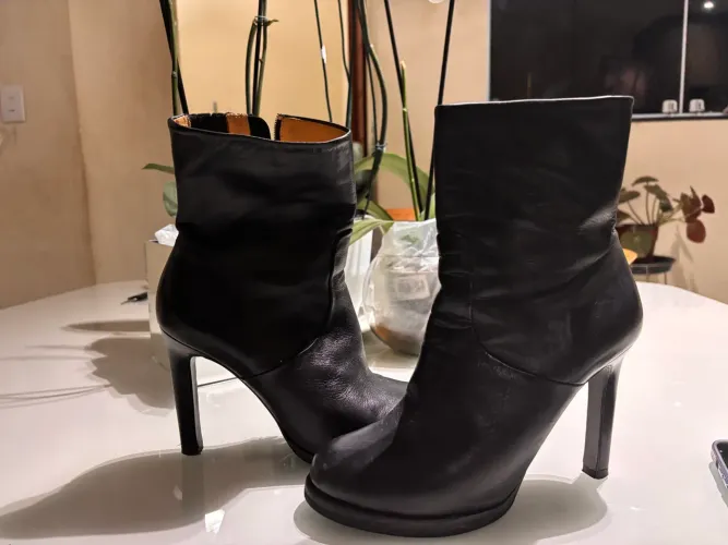 Botas Cavage feminina na cor preta, usada 2 vezes.